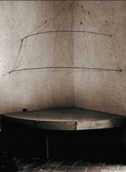 Fotografía de Man Ray de la chimenea que puede verse en <i>Duchamp, Man Ray, Picabia</i>, en el MNAC.