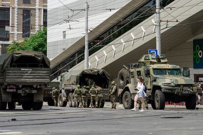 Unos militares de la empresa militar privada Wagner Group patrullan una calle de Rostov del Don, en el sur de Rusia, el 24 de junio.