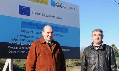 El alcalde de Rairiz, a la derecha, junto al delegado de la Xunta en Ourense.