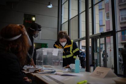 Una trabajadora de Correos deja los votos por correo en una mesa electoral de Antic Convent St. Agustí en Barcelona, Cataluña. Hasta el jueves, más de 265.000 personas habían votado a distancia.
