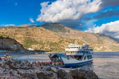 Un ferri a su llegada a la localidad costera de Sougia (Creta).