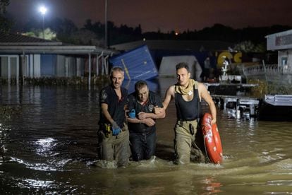 Un hombre es rescatado de la zona inundada en el distrito de Kucukcekmece, Estambul, en la madrugada del martes al miércoles. 