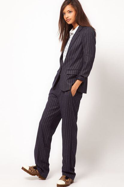 En Asos puedes adquirir este traje de raya diplomática, no es de Armani pero es un básico. Su precio, 92 euros aprox.