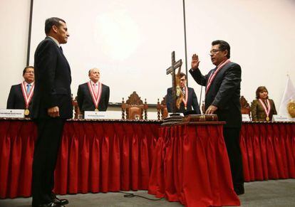 Ollanta Humala, izquierda, toma juramento al magistrado Ramos 