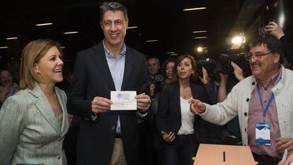 Xavier García Albiol, acompañado de Dolores de Cospedal y de Alicia Sánchez-Camacho, en el momento de la votación.