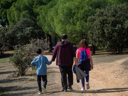 Una familia pasea por la Casa de Campo en Madrid.