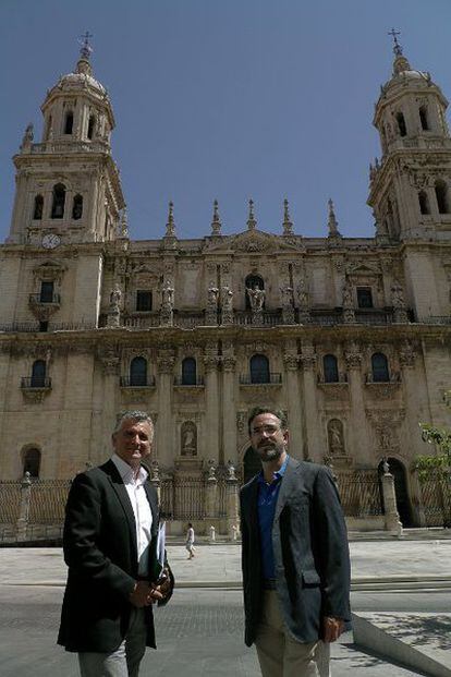 Plata y el delegado de la Junta en Jaén frente a la catedral.