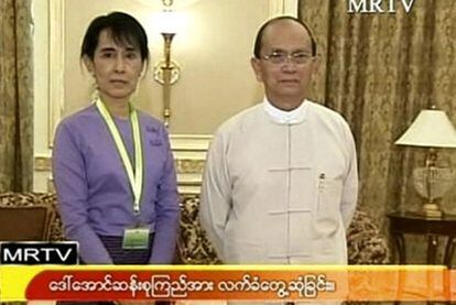 Aung San Suu Kyi posa junto al presidente birmano en un fotograma de la televisión estatal.