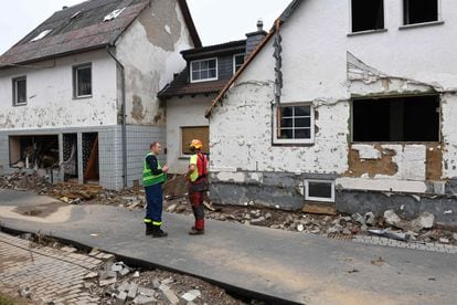 Trabajadores de servicios de emergencia frente a casas dañadas por las inundaciones en Schuld (Alemania). 