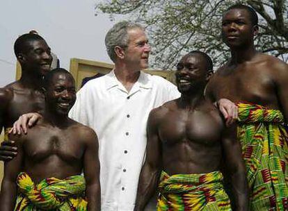 El presidente de EE UU, George W. Bush, con unos bailarines, en un momento de su visita a Ghana.