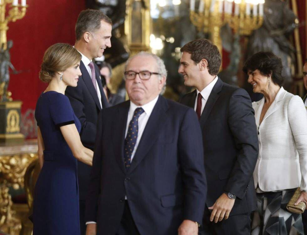 Recepción en el Palación Real tras el desfile: Los reyes Felipe y Letizia saludan al líder de Ciudadanos, Albert Rivera.