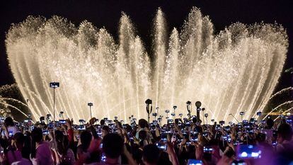 Cientos de personas graban con sus teléfonos móviles una fuente de agua en la provincia de Hangzhou, Zhejiang, China.