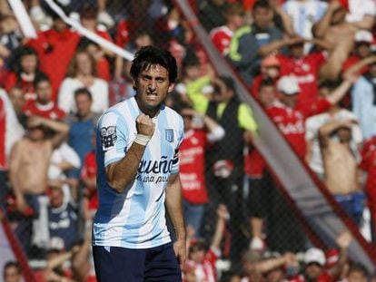 Diego Milito celebra un gol con Racing