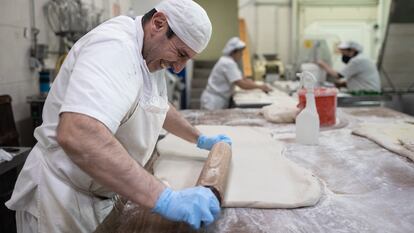Roberto, pastelero de la confitería Camilo de Blas de Oviedo, prepara la masa para roscón de hojaldre en la jornada previa al día de Reyes.