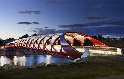 Una estructura helicoidal de color rojo y blanco se extiende a lo largo de 126 metros para superar el río Bow en la localidad canadiense de Calgary. Proyectado por el arquitecto español Santiago Calatrava, el puente peatonal y para ciclistas cuenta con una cubierta de cristal para que se pueda utilizar durante todo el año.