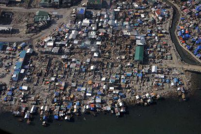 Vista aérea de los pueblos costeros de Tacloban tomada este domingo.