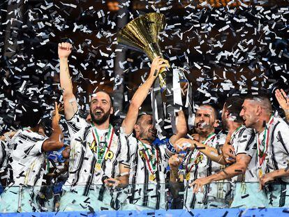 Los jugadores de la Juventus celebran el título de campeones de la Serie A de 2020.