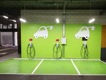 Puntos de recarga de vehículos eléctricos en el centro comercial Gran Vía de Vigo.