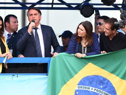 El presidente Bolsonaro saluda a sus seguidores en Brasilia tras el acto en el que se ha afiliado este martes al Partido Liberal.