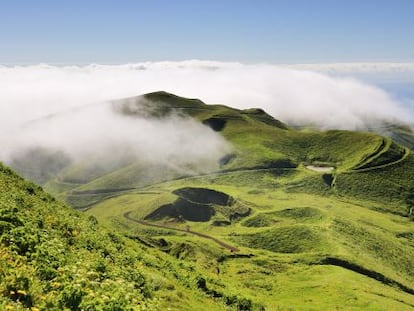 Cr&aacute;ter volc&aacute;nico en la isla de San Jorge, en las Azores. &nbsp;