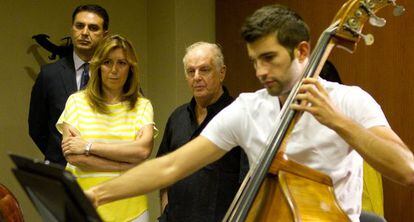 La consejera de Presidencia, Susana Díaz, en un ensayo junto al director Daniel Barenboim.