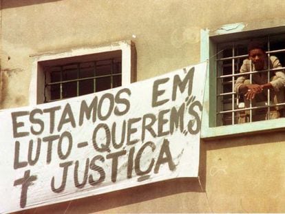 Un prisionero se asoma de la c&aacute;rcel de Carandiru, en 1992.