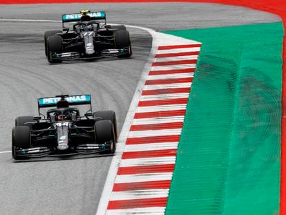 Lewis Hamilton y su compañero en Mercedes Valtteri Botas, este viernes en los entrenamientos en el Red Bull Ring, en Spielberg (Austria).