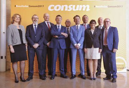 El equipo directivo de Consum, con Juan Luis Durich, su director general, en el centro con corbata azul, este jueves.