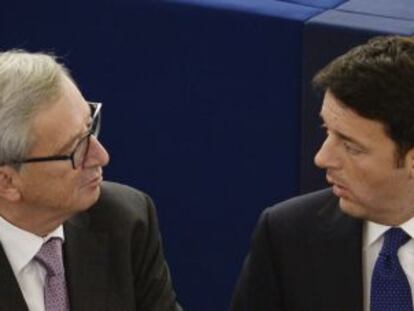 El presidente de la Comisi&oacute;n Europea, Jean-Claude Juncker, conversa con el primer ministro italiano, Matteo Renzi. 