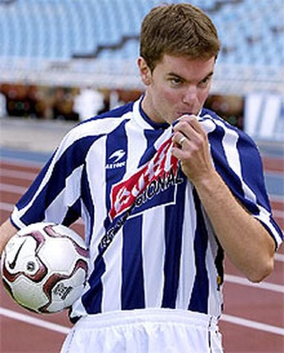 El nuevo jugador de la Real Sociedad, Sergio Boris, besa la camiseta blanquiazul el día de su presentación