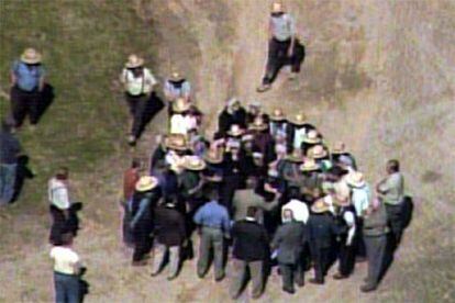 Imgen de televisión que muestra a un grupo de miembros de la comunidad Amish, en las inmediaciones del colegio donde se ha producido el tiroteo.