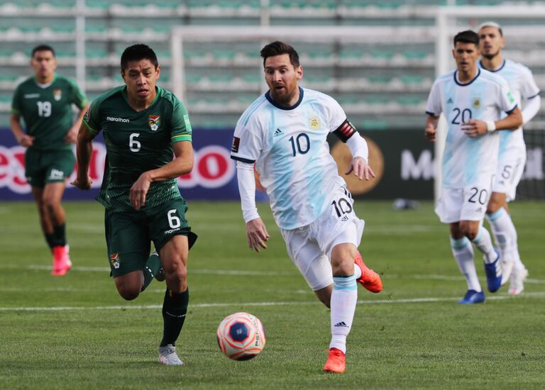 Lionel Messi conduce el balón en el partido de Argentina frente a Bolivia, en el estadio Hernando Siles de La Paz.