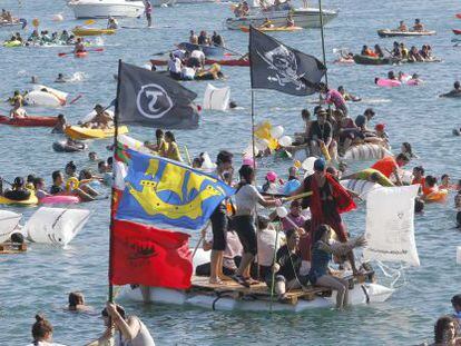 Momento del abordaje pirata, uno de los actos m&aacute;s populares de la Semana Grande de San Sebasti&aacute;n.
