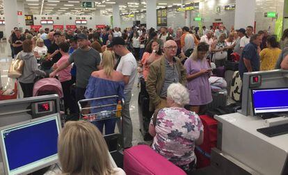 Decenas de pasajeros, este lunes frente a los mostradores de Thomas Cook en el aeropuerto de Palma.