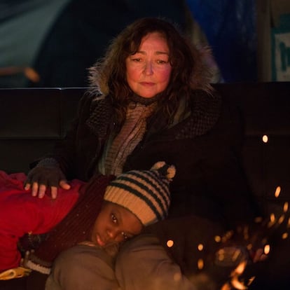 Mahamadou Yaffa y Catherine Frot, en 'Bajo las estrellas de París'.