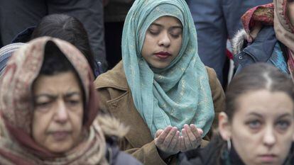Una mujer musulmana reza durante una protesta en Nueva York, el viernes.