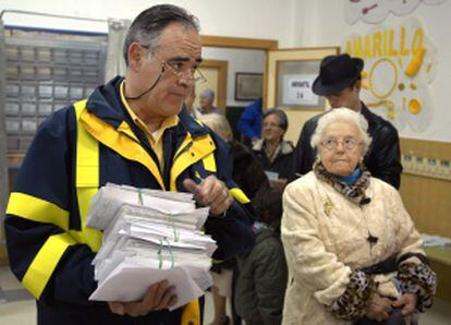 Un cartero de Ja&eacute;n entrega el voto por correo en un colegio electoral.