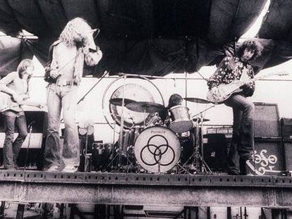 Robert Plant al frente de los legendarios Led Zeppelin en un concierto. 