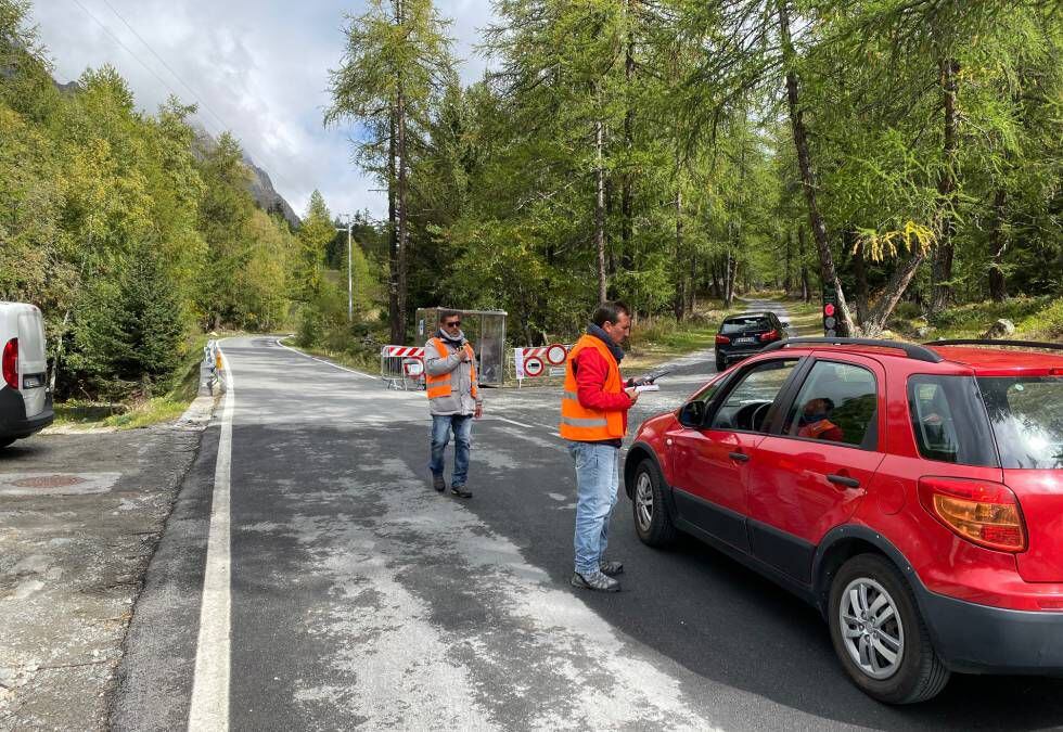 Control en la carretera de acceso a la Val Ferret, cortada por riesgo de desprendimiento.