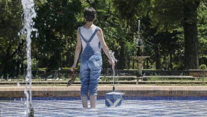 Una noia es refresca a Sevilla.