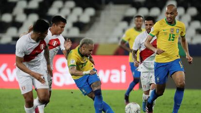 El brasileño Neymar patea el balón de rabona en el partido de las semifinales de la Copa América contra Perú disputado el pasado 6 de julio en el estadio Olímpico Nilton Santos de Río de Janeiro (Brasil).
