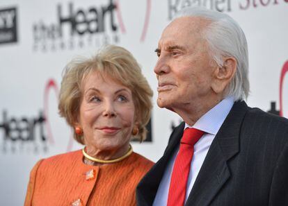 La fotografía muestra a Anne Douglas y al actor Kirk Douglas el 9 de Mayo de 2012, al llegar a la Gala de la Fundación del Corazón en el Hollywood Palladium en Hollywood, California.