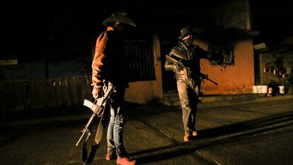 Guardias comunales vigilan una zona con presencia del cartel de 'La nueva familia michoacana'.