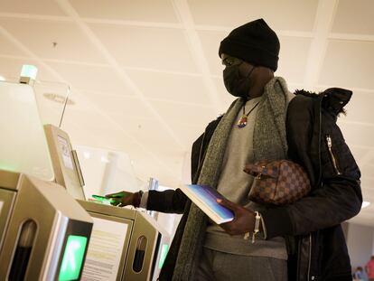 Un migrante senegalés toma un vuelo a Madrid desde Canarias.