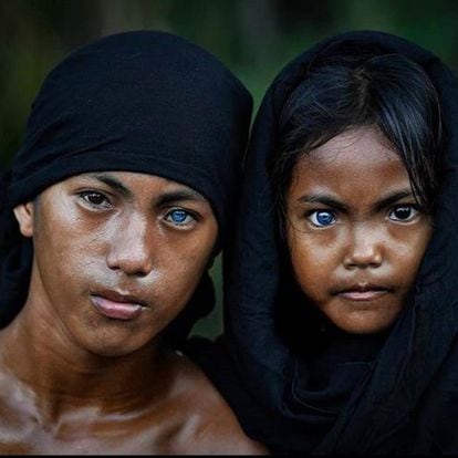 Miembros de la tribu de Buton en Indonesia, donde una mutación genética, conocida como el síndrome de Waardenburg, provoca el color azul eléctrico de sus ojos.