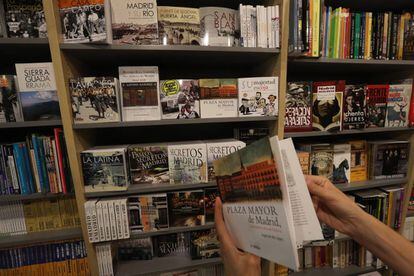 Un cliente mira un libro de La Librería.