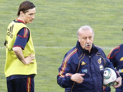Torres observa a Del Bosque durante un entrenamiento de la selección.