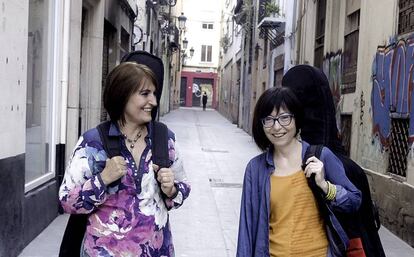 Eva Dénia y Merxe Martínez en una calle de Valencia.