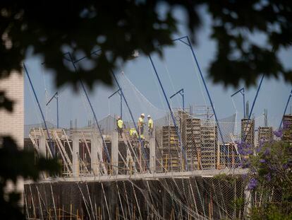 Varios obreros trabajan en una obra de un edificio de viviendas, en Sevilla.