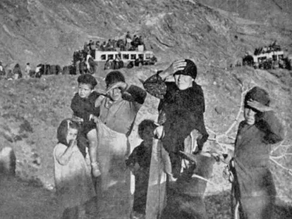 Huida de civiles, en febrero de 1937, hacia Almería tras la caída de Málaga.